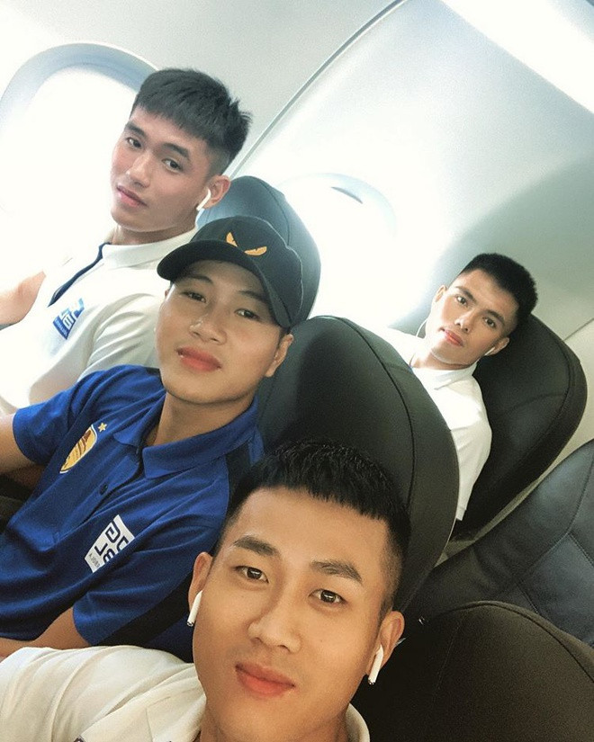 Sở hữu vẻ ngoài ưa nhìn, Tấn Sinh vẫn thu hút ánh nhìn dù không cần để tóc màu mè, cắt tỉa cầu kỳ. Anh chàng thường cắt tóc gọn gàng, làm cho gương mặt sáng sủa hơn.