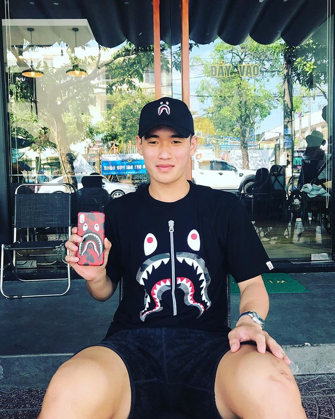 Ngoài MLB, Bape cũng là nhãn hiệu được hội con trai yêu thích phong cách cá tính chọn mặc. Thiết kế áo phông in hình đặc trưng của hãng mà Tấn Sinh diện trong hình có giá bán là 99 USD. Chưa hết, anh còn đội chiếc mũ lưỡi trai đồng họa tiết. Item này được hãng treo giá khoảng 140 USD.