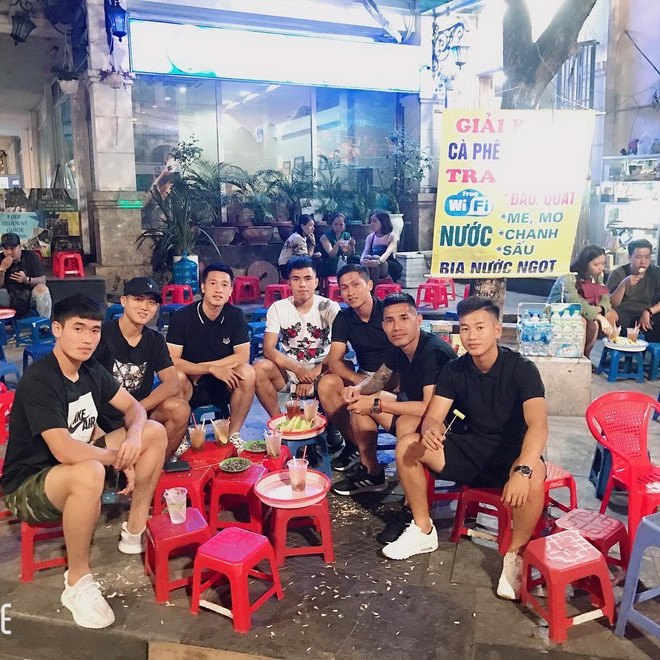 Điểm nổi bật trên set đồ trong ảnh của anh chàng là đôi sneakers đình đám - Yeezy Boost V2 màu trắng tinh. Item này được "mua đi bán lại" với giá lên tới 700 USD.