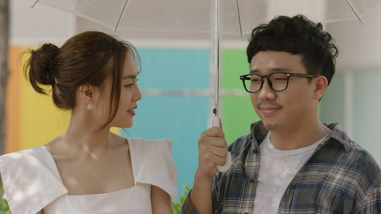 Thi nhau công bố doanh thu khó kiểm chứng: Hiện chưa có đơn vị độc lập nào thống kê chính xác doanh thu các bộ phim Việt, nên các nhà sản xuất thường “im re” khi phim thất bại, và chỉ công khai con số lúc thắng lớn. Điều tréo ngoe xảy ra trong mùa phim Tết Nguyên đán 2019 khi cả Trạng Quỳnh lẫn Cua lại vợ bầu thi nhau công bố doanh khổng lồ, tự nhận mình đứng đầu phòng vé trong những ngày đầu ra rạp. Cuối cùng, Cua lại vợ bầu thông báo phim thu hơn 190 tỷ đồng. Còn kết quả của Trạng Quỳnh là hơn 100 tỷ đồng.