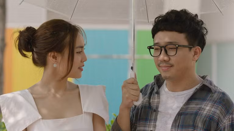 Thi nhau công bố doanh thu khó kiểm chứng: Hiện chưa có đơn vị độc lập nào thống kê chính xác doanh thu các bộ phim Việt, nên các nhà sản xuất thường “im re” khi phim thất bại, và chỉ công khai con số lúc thắng lớn. Điều tréo ngoe xảy ra trong mùa phim Tết Nguyên đán 2019 khi cả Trạng Quỳnh lẫn Cua lại vợ bầu thi nhau công bố doanh khổng lồ, tự nhận mình đứng đầu phòng vé trong những ngày đầu ra rạp. Cuối cùng, Cua lại vợ bầu thông báo phim thu hơn 190 tỷ đồng. Còn kết quả của Trạng Quỳnh là hơn 100 tỷ đồng.