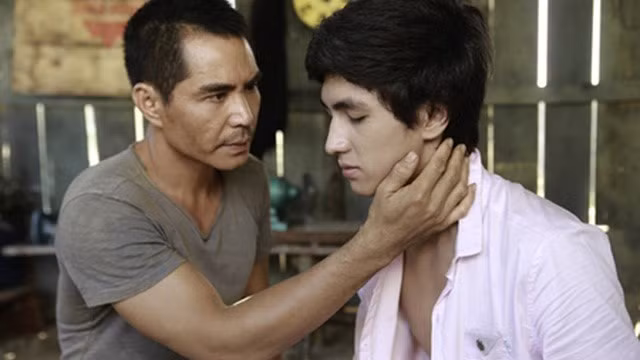 Diễn viên tự “bẻ cong” giới tính: Vốn gắn liền với hình ảnh mạnh mẽ và thẳng thắn, Trung Dũng bỗng nhiên gây sốc khi nhận mình thuộc giới tính thứ ba, sẵn sàng cưới đàn ông nếu phù hợp. Tuy nhiên, đây thực tế chỉ là chiêu trò quảng bá cho Lạc giới (2014) - bộ phim do anh lên ý tưởng, viết kịch bản, cũng như kiêm luôn vai chính là một tên tội phạm đồng tính. Cuối cùng, sau khi phim ra mắt, Trung Dũng lại “bẻ lái” tiết lộ rằng vợ con mình đang ở Mỹ.