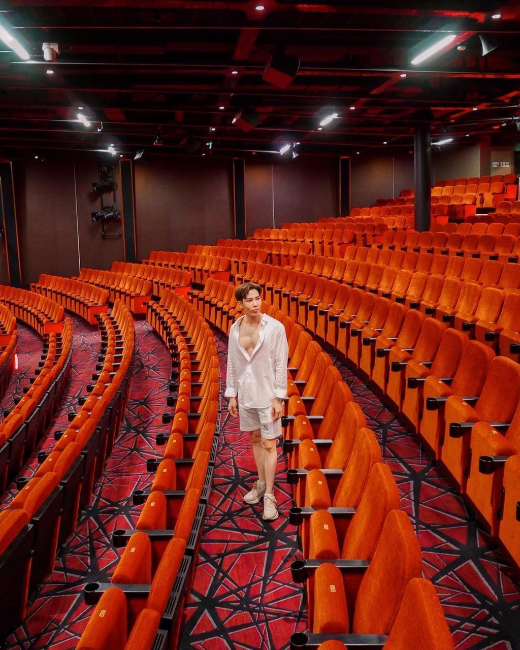 Đối với những tín đồ ẩm thực, bạn sẽ có 35 lựa chọn cho nhà hàng và quán bar, thưởng thức những món ăn ngon nhất đến từ nền ẩm thực Trung Hoa, châu Á và trên toàn thế giới. Ảnh: Tommymark60, Dimasramadhan.