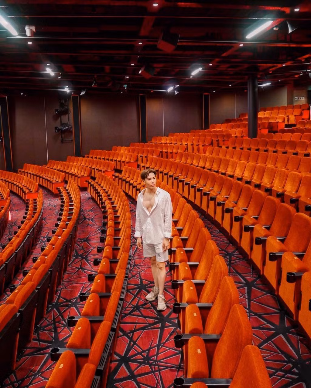 Đối với những tín đồ ẩm thực, bạn sẽ có 35 lựa chọn cho nhà hàng và quán bar, thưởng thức những món ăn ngon nhất đến từ nền ẩm thực Trung Hoa, châu Á và trên toàn thế giới. Ảnh: Tommymark60, Dimasramadhan.