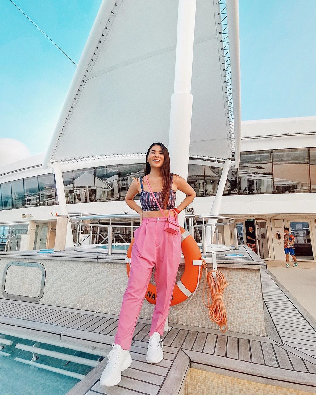 Ngoài ra, hành khách sẽ có cơ hội trải nghiệm các bữa tiệc âm nhạc sôi động, câu lạc bộ bãi biển, dàn nhạc sống chuyên nghiệp cùng hệ thống màn hình LED khổng lồ... Tuy nhiên, chi phí để tận hưởng một đêm trọn vẹn tại đây khá cao, dao động từ 1.000 USD-2.000 USD. Ảnh: Aakritiranaofficial, Anazsiantar.