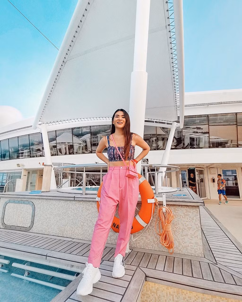 Ngoài ra, hành khách sẽ có cơ hội trải nghiệm các bữa tiệc âm nhạc sôi động, câu lạc bộ bãi biển, dàn nhạc sống chuyên nghiệp cùng hệ thống màn hình LED khổng lồ... Tuy nhiên, chi phí để tận hưởng một đêm trọn vẹn tại đây khá cao, dao động từ 1.000 USD-2.000 USD. Ảnh: Aakritiranaofficial, Anazsiantar.