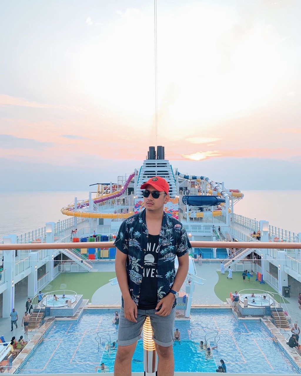 Với sức chứa 3.500 hành khách và 1.900 thủy thủ, nơi đây là một trong những du thuyền lớn và nhiều chỗ chứa nhất châu Á. Con tàu sở hữu 1.674 phòng nghỉ, hơn 70% gian có ban công riêng, 100 khu vực kết nối cho các gia đình và nhóm du lịch. Ảnh: Anazsiantar, A.azizmus.