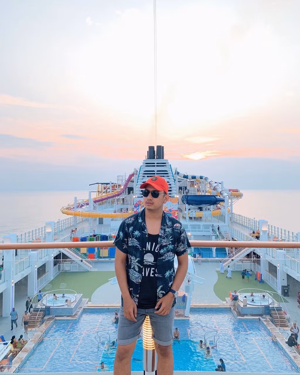 Với sức chứa 3.500 hành khách và 1.900 thủy thủ, nơi đây là một trong những du thuyền lớn và nhiều chỗ chứa nhất châu Á. Con tàu sở hữu 1.674 phòng nghỉ, hơn 70% gian có ban công riêng, 100 khu vực kết nối cho các gia đình và nhóm du lịch. Ảnh: Anazsiantar, A.azizmus.