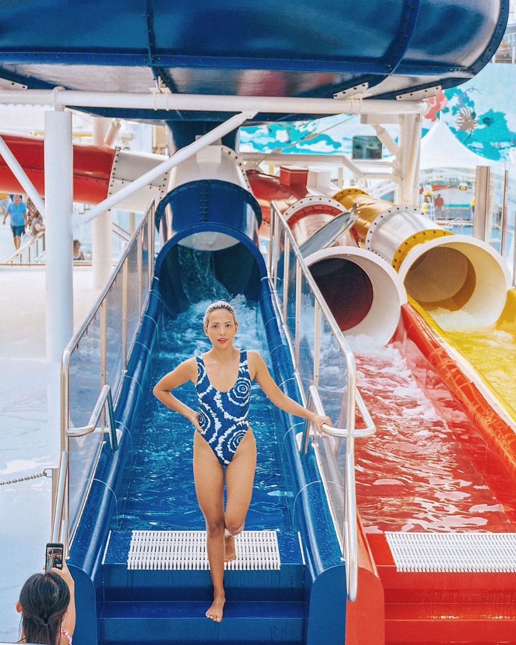 Genting Dream xây dựng những tiện ích sang trọng, được xếp vào hàng đẳng cấp bao gồm công viên giải trí, tàu lượn siêu tốc, rạp chiếu phim, phòng bấm huyệt... trên biển lớn và to nhất châu Á. Đặc biệt, tất cả dịch vụ đều sử dụng công nghệ hiện đại như nhận dạng giọng nói và khuôn mặt, trợ lý di động tự điều khiển... Ảnh: Bighairloudmouth.