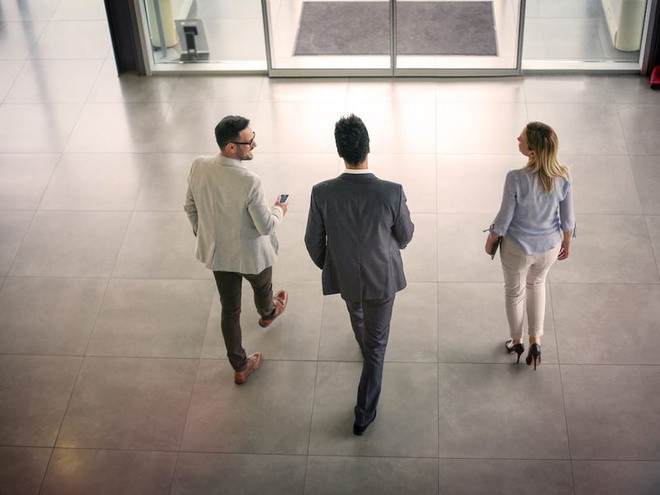 6. Đừng ép mình ở lại nơi bế tắc: Ai cũng có những ngày tồi tệ ở nơi làm việc. Song, nếu điều tệ hại nhiều hơn thứ tốt đẹp, đừng ép mình ở lại. Khi thấy không còn thử thách hay đam mê thúc đẩy bản thân bắt đầu công việc mỗi ngày, bạn nên chọn cách rời khỏi, thay đổi và tìm kiếm cơ hội ở nơi khác. Ảnh: Shutterstock.