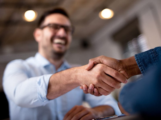 7. Không thể làm hài lòng mọi người: Người trẻ cần thường xuyên nhắc nhở mình không thể làm hài lòng tất cả. Con người thường nỗ lực để mọi người xung quanh thấy hạnh phúc hơn nhưng điều đó không khả thi. Điều tốt nhất bạn có thể làm là nỗ lực hoàn thành công việc, đối xử tử tế trong các mối quan hệ. Ảnh: Shutterstock.