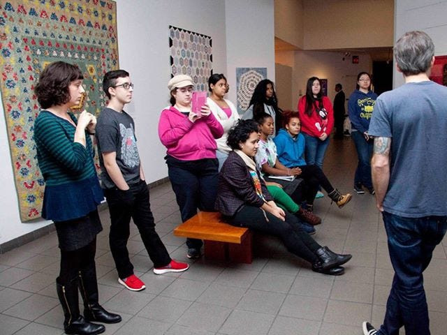 4. Học hỏi không ngừng: Nhiều người lựa chọn ngừng học sau khi rời trường. Trong khi đó, xã hội yêu cầu con người học tập không ngừng, học từ người nhà, bạn bè, đồng nghiệp… Người thành công không bao giờ thôi khao khát thu nạp kiến thức. Do đó, bạn đừng ngại học hỏi từ người khác vì họ có những trải nghiệm khác, mang lại bài học mới. Ảnh: American Folk Art Museum.