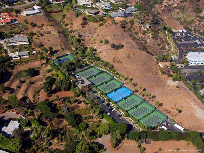 Cũng trong năm 2007, tỷ phú Ellison đã mua CLB Quần vợt Malibu với 6,9 triệu USD và cho cải thiện các cơ sở vật chất rất nhiều. Những tay vợt danh tiếng như Victoria Azarenka hay Serena Williams đã từng đến đây. Ảnh: Malibu Racquet Club.