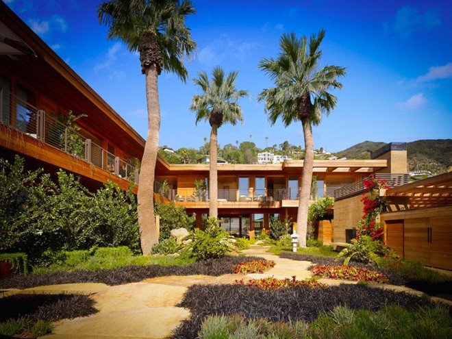 Năm 2007, tỷ phú này mua khách sạn Casa Malibu với giá 20 triệu USD. Ông hợp tác với tài tử Robert De Niro, nhà sản xuất phim Meir Teper, và ông chủ Nobu Matsuhisa của chuỗi nhà hàng Nobu để phát triển nơi này thành một khách sạn cao cấp mang phong cách Nhật Bản. Ảnh: Barbara Kraft.