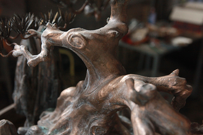 Hiện tác phẩm của anh Hùng mới hoàn thiện 90%. “Tác phẩm sau khi hoàn thiện nhìn rất đẹp, thân phải đánh cho đỏ chút nữa, lá phải xanh thêm một chút”, anh Hùng nói.