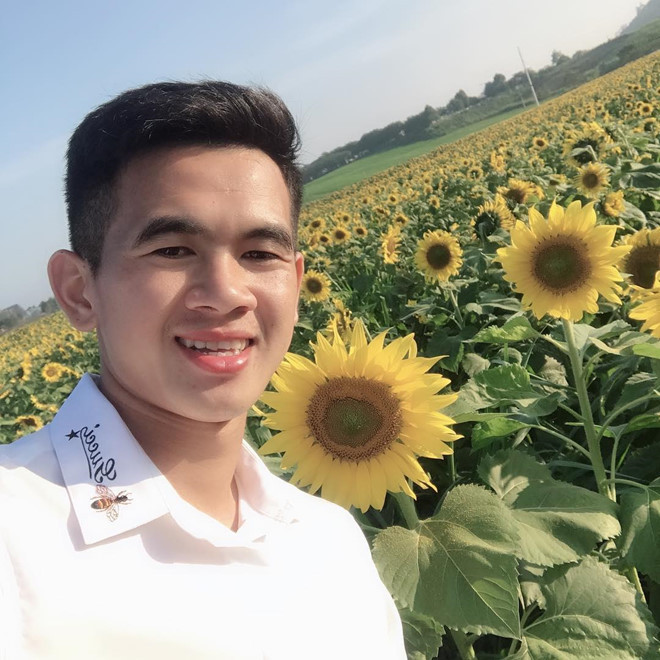 Văn Kiên hiện có hơn 16.000 người theo dõi trên trang cá nhân. Hậu vệ CLB Hà Nội tỏ ra là người khá chăm chỉ selfie khi thường xuyên đăng tải loạt khoảnh khắc vui vẻ thường ngày lên mạng.