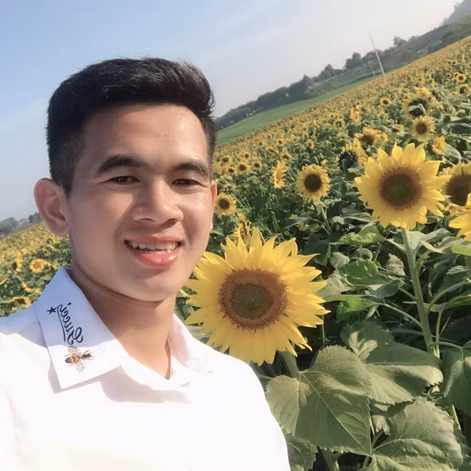 Văn Kiên hiện có hơn 16.000 người theo dõi trên trang cá nhân. Hậu vệ CLB Hà Nội tỏ ra là người khá chăm chỉ selfie khi thường xuyên đăng tải loạt khoảnh khắc vui vẻ thường ngày lên mạng.