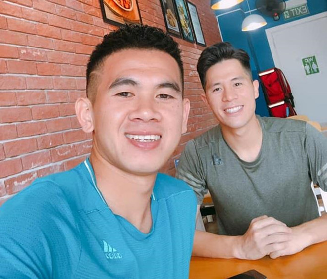 Cậu em nhỏ hơn một tuổi thường gọi Văn Kiên bằng nhiều biệt danh hài hước như "anh Shin" (nhân vật trong truyện tranh Cậu bé bút chì) hay "anh Kiển". Ngoài Đình Trọng, Đỗ Hùng Dũng hay thủ môn Nguyễn Văn Hoàng là những người bạn thân thiết khác của hậu vệ 23 tuổi.