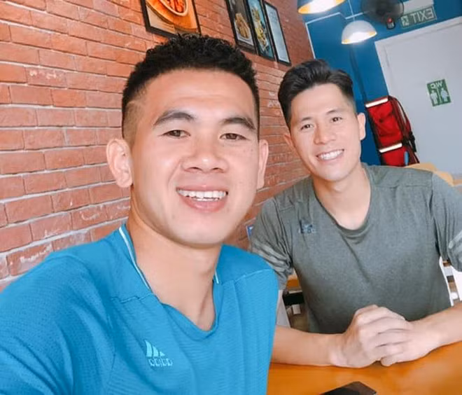 Cậu em nhỏ hơn một tuổi thường gọi Văn Kiên bằng nhiều biệt danh hài hước như "anh Shin" (nhân vật trong truyện tranh Cậu bé bút chì) hay "anh Kiển". Ngoài Đình Trọng, Đỗ Hùng Dũng hay thủ môn Nguyễn Văn Hoàng là những người bạn thân thiết khác của hậu vệ 23 tuổi.