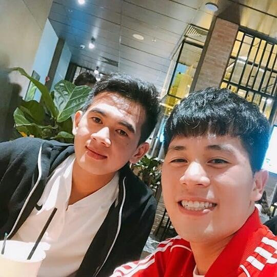 Theo dõi trang cá nhân của cầu thủ 23 tuổi, không khó để nhận ra anh có tình bạn thân thiết với hậu vệ Trần Đình Trọng. Hai người thường xuyên đi chơi, khoe ảnh chụp chung vui vẻ. Trọng "ỉn" cũng rất tích cực bình luận dưới các bài đăng tại trang cá nhân của Văn Kiên.