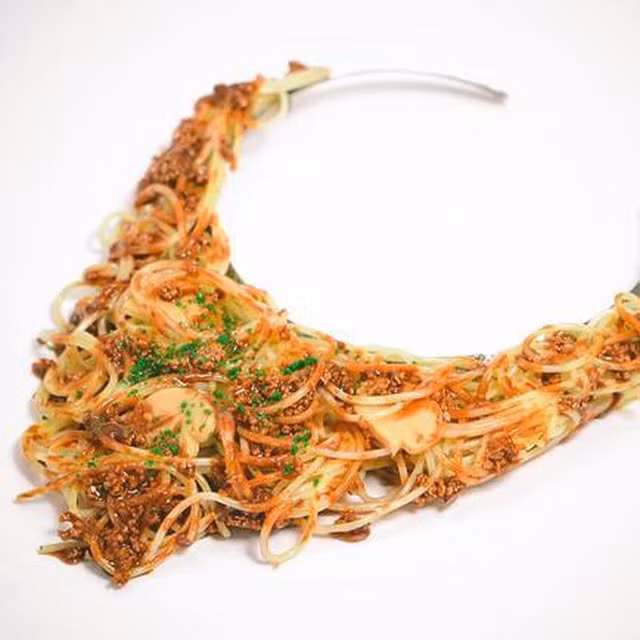 Với nghệ thuật làm đồ ăn giả rất cao tay của người Nhật, công ty này đã tạo ra những sản phẩm kỳ lạ đầy thú vị. Khi nhìn vào những món trang sức này, bạn sẽ trầm trồ trước sự công phu, tỉ mỉ đến từng chi tiết nhỏ như độ bóng, sánh của nước sốt, sự hòa quyện của những miếng thịt băm nhuyễn với từng sợi mì... Ảnh: Laughing Squid.