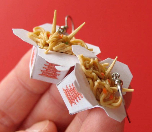 Khi có sự sáng tạo, thứ gì cũng có thể trở thành trang sức, thậm chí là đồ ăn. Nếu là một tín đồ ẩm thực, chắc hẳn bạn sẽ thích thú khi thấy những món ăn thường ngày "biến hóa" thành đồ trang sức, phụ kiện độc đáo.