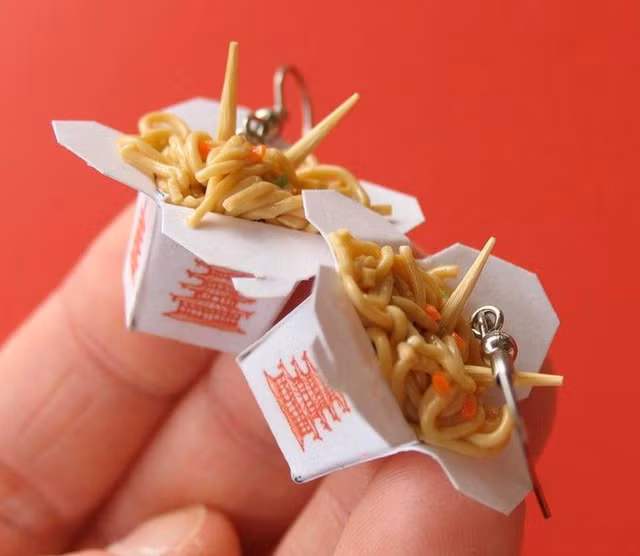 Khi có sự sáng tạo, thứ gì cũng có thể trở thành trang sức, thậm chí là đồ ăn. Nếu là một tín đồ ẩm thực, chắc hẳn bạn sẽ thích thú khi thấy những món ăn thường ngày "biến hóa" thành đồ trang sức, phụ kiện độc đáo.