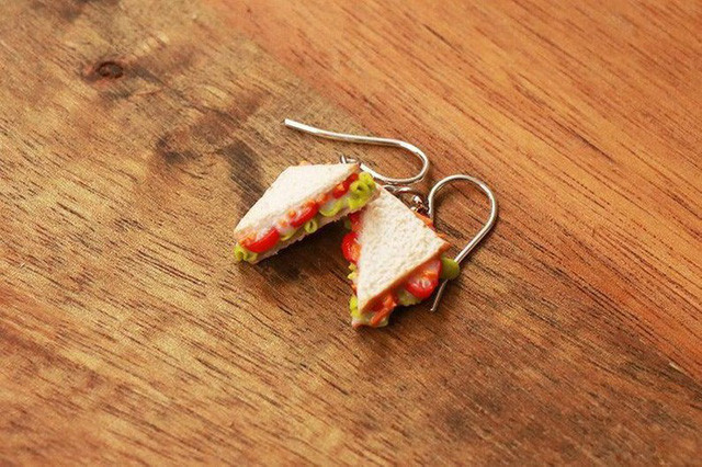 Ngoài việc nghĩ ra ý tưởng thú vị, những người thợ còn thực hiện những món trang sức này rất chi tiết. Màu sắc, kết cấu của từng thành phần trong món ăn đều giống hệt như phiên bản thật. Bánh sandwich có đầy đủ rau, thịt, cà chua, phô mai "nấu chảy" đầy hấp dẫn. Những chi tiết nhỏ nhưng chứa đựng đầy sự tỉ mỉ của người thực hiện. Ảnh: The Jewel Saga.