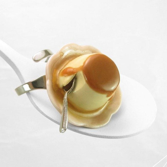 Không chỉ đa dạng về chủ đề món ăn, ý tưởng này còn được áp dụng cho nhiều loại hình trang sức phụ kiện khác nhau như nhẫn đeo tay, vòng cổ, túi xách... Một số ý tưởng rất đáng yêu, một số khác lại độc đáo đến buồn cười. Ảnh: Dleesnow, HugsKissesMINI, ShinyStuffCreations.