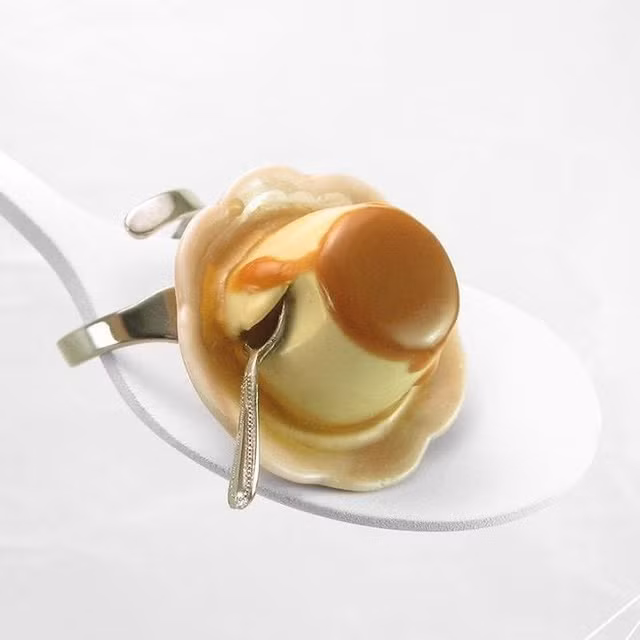 Không chỉ đa dạng về chủ đề món ăn, ý tưởng này còn được áp dụng cho nhiều loại hình trang sức phụ kiện khác nhau như nhẫn đeo tay, vòng cổ, túi xách... Một số ý tưởng rất đáng yêu, một số khác lại độc đáo đến buồn cười. Ảnh: Dleesnow, HugsKissesMINI, ShinyStuffCreations.