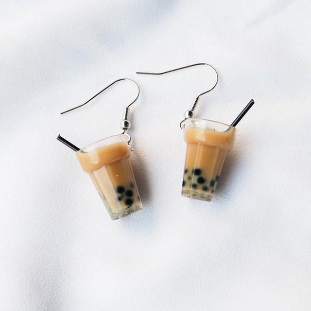 Ngoài những món ăn phổ biến, thức uống nổi tiếng được giới trẻ yêu thích, trà sữa cũng được biến hóa thành trang sức và các loại móc khóa xinh xắn, rất giống "hàng thật" . Ảnh: modellesingapore, SprinkleCake.