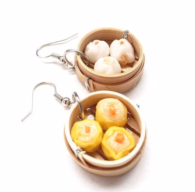 Lướt qua các trang mạng chuyên chia sẻ và bán đồ thủ công, bạn sẽ ngạc nhiên trước sự sáng tạo của những nghệ sĩ. Các món ăn trứ danh của nền ẩm thực khắp thế giới như pizza, dimsum, hamburger... dưới bàn tay nghệ nhân đều xuất hiện với một hình hài khác lạ, đầy sức sáng tạo. Ảnh: Tổng hợp, Lilian Thailand.