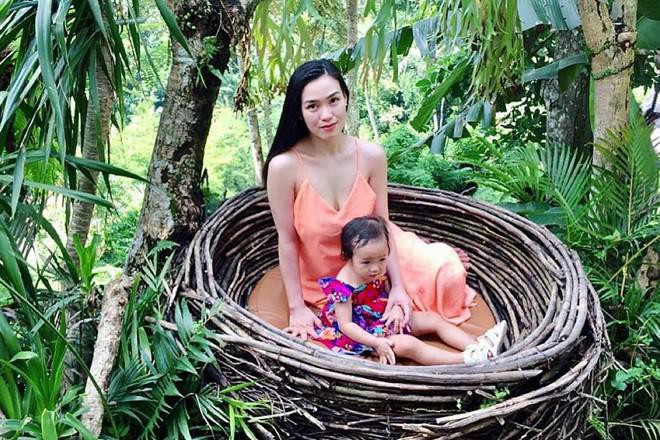 Trên trang cá nhân, Joyce Tadeo thường xuyên chia sẻ những bộ ảnh hay khoảnh khắc cùng con tận hưởng cuộc sống bình yên gắn liền với những chuyến du lịch.