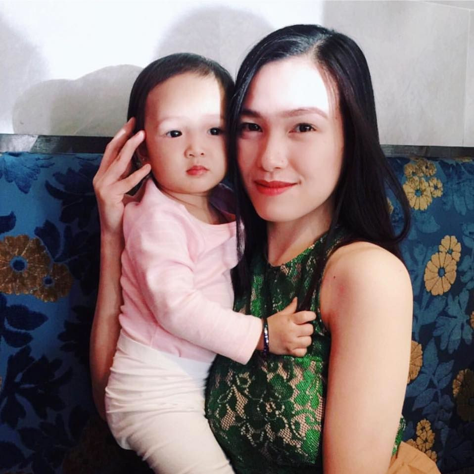 Chứng kiến cuộc sống của hai mẹ con, mọi người dành cho bà mẹ đơn thân sự đồng cảm kèm theo đó là lòng ngưỡng mộ. Ở tuổi 29 và làm single mom song Joyce Tadeo vẫn gây thương nhớ với nhan sắc trẻ trung, vóc dáng thon gọn.