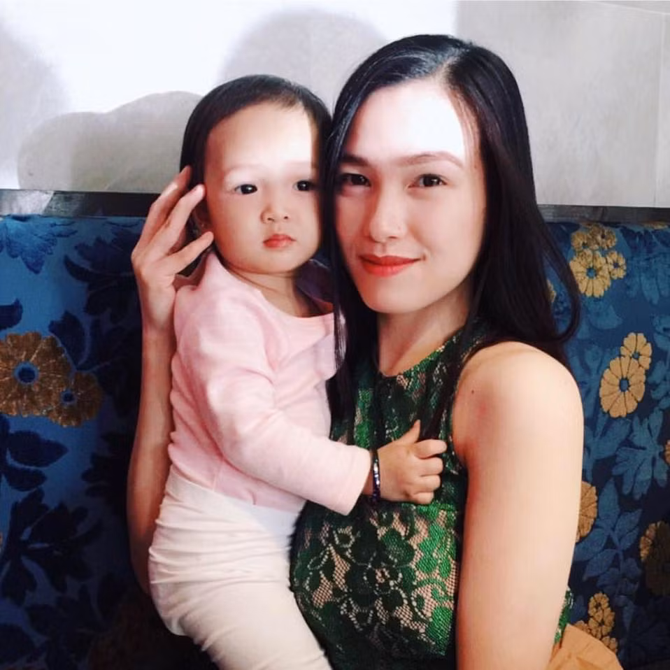 Chứng kiến cuộc sống của hai mẹ con, mọi người dành cho bà mẹ đơn thân sự đồng cảm kèm theo đó là lòng ngưỡng mộ. Ở tuổi 29 và làm single mom song Joyce Tadeo vẫn gây thương nhớ với nhan sắc trẻ trung, vóc dáng thon gọn.