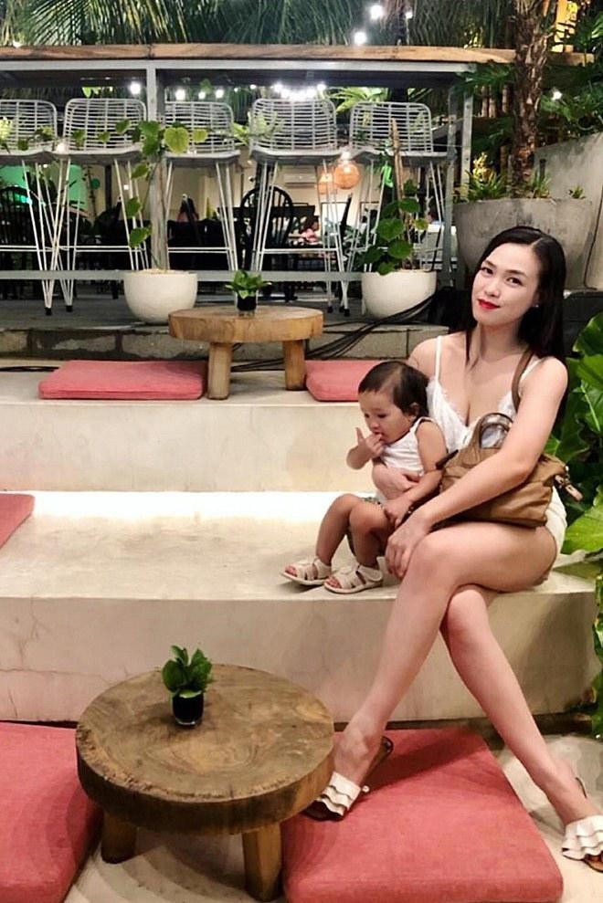 Cô bày tỏ quan điểm về cuộc sống của một single mom: "Đừng thương hại vì tôi là một bà mẹ đơn thân. Hãy dành cho tôi sự tôn trọng vì đã can đảm để làm điều đó một mình, sức mạnh để không bao giờ bỏ cuộc và tình yêu dành cho con luôn đặt lên trên hết".