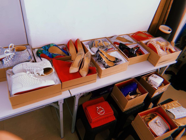 Tủ giày hiệu đắt tiền của nữ ca sĩ họ Hoàng khiến nhiều người xuýt xoa ngưỡng mộ (Ảnh: Internet)