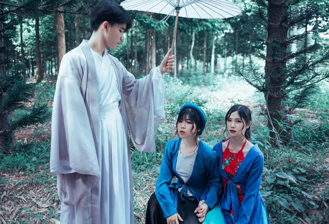 Nữ sinh cho biết địa điểm chụp hình là những nơi nổi tiếng trong thành phố như Làng cà phê Trung Nguyên, Mộc phủ Cà phê, Bảo tàng Thế giới Cà phê... và cả lớp đã chi gần 20 triệu để hoàn thành bộ ảnh. Nhóm bạn trẻ nhận được nhiều lời khen nhờ tính sáng tạo, khả năng tạo dáng rất giống bản gốc và mức độ chịu chi.