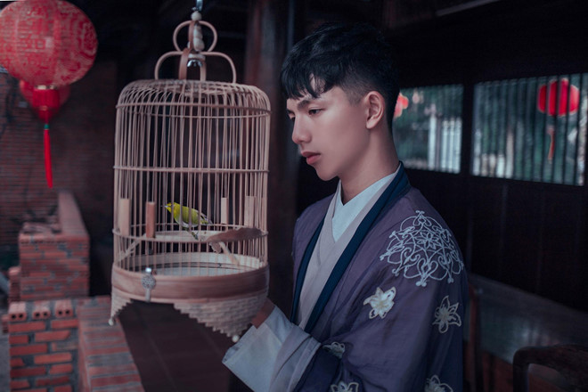 Võ Trường Long, nam sinh vào vai nhà vua là người được dân mạng xin info nhiều nhất. 10X sở hữu gương mặt nhỏ nhắn, sống mũi cao và có biểu cảm khá chuyên nghiệp.