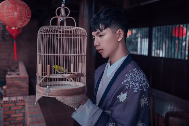 Võ Trường Long, nam sinh vào vai nhà vua là người được dân mạng xin info nhiều nhất. 10X sở hữu gương mặt nhỏ nhắn, sống mũi cao và có biểu cảm khá chuyên nghiệp.