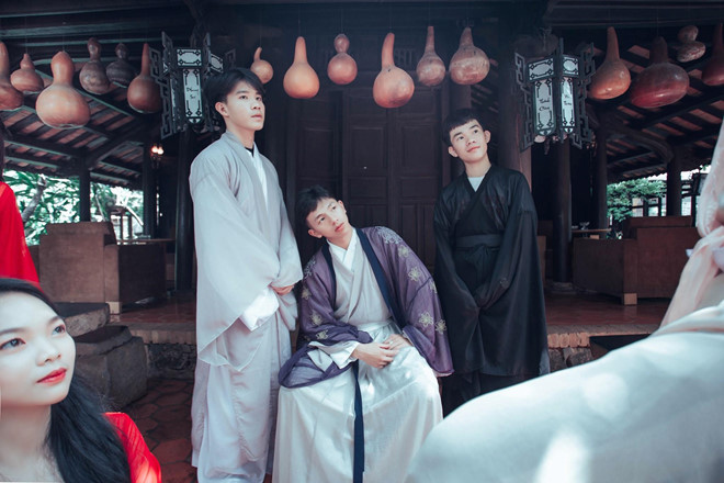 Một khó khăn khác là các thành viên bắt đầu trang điểm từ sáng sớm nhưng phải chụp ảnh tới tận tối muộn mới xong. Ngoài ra, do địa điểm thực hiện khá xa nhau nên việc di chuyển cũng tốn không ít thời gian, công sức.