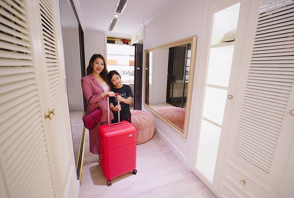 Đến khi chuyển và dọn một núi đồ đạc cũng chẳng thuê đơn vị nào, tất cả chú bác anh chị em trong nhà xúm vào làm hết. Cho nên bước vào nhà là thấy ấm áp, là thấy hạnh phúc, là thấy được yêu thương. Thấy mình may mắn và có thêm bao nhiêu động lực để cố gắng hơn nữa. Gắng sống một cuộc đời tươi đẹp và thật bình an. Như cái tên mình đặt cho con vậy. Sống An Nhiên mỗi ngày". Căn hộ của MC Diệp Chi sang trọng với nội thất hiện đại. Mỗi chi tiết trong căn hộ đều được chủ nhà chọn lựa đẹp mắt. Ngoài ra, khu vực ban công, Diệp Chi còn trồng nhiều hoa hồng.