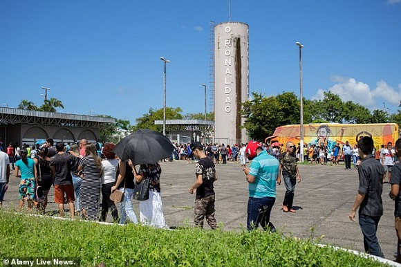 Tang lễ của Gabriel Diniz được tổ chức tại nhà thi đấu Ronaldao ở Joao Pessoa. Rất đông người hâm mộ đã xếp hàng bên ngoài nhà thi đấu để được vào tiễn biệt nam ca sĩ tài năng nhưng bạc mệnh.