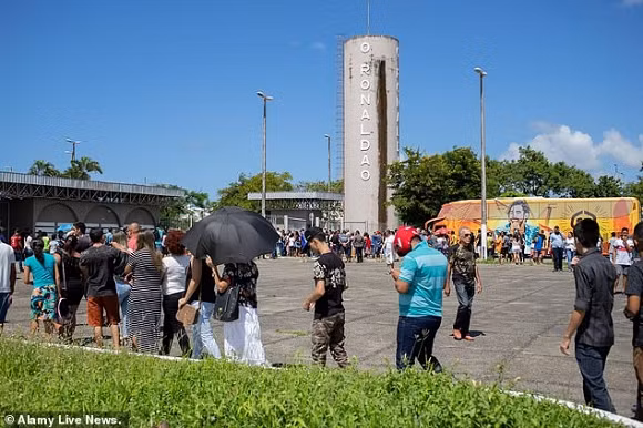 Tang lễ của Gabriel Diniz được tổ chức tại nhà thi đấu Ronaldao ở Joao Pessoa. Rất đông người hâm mộ đã xếp hàng bên ngoài nhà thi đấu để được vào tiễn biệt nam ca sĩ tài năng nhưng bạc mệnh.