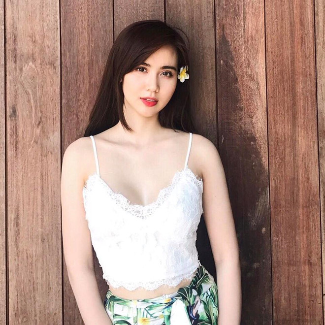 Năm 2014, Huyền Lizzie lên xe hoa. Ông xã hơn hot girl Hà thành 8 tuổi, không tham gia nghệ thuật. 9X khẳng định việc lập gia đình không ảnh hưởng tới sự nghiệp diễn xuất.