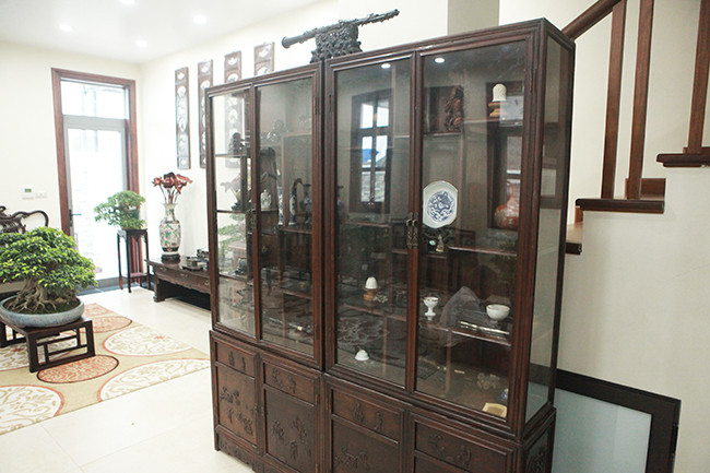 Một tủ trưng bày bát, chén, đĩa… rất cổ và quý hiếm.