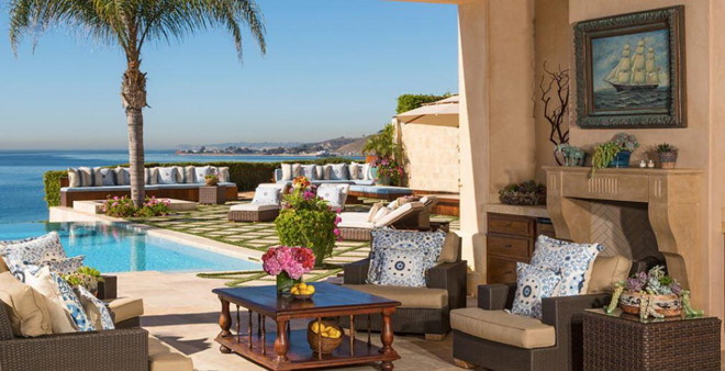 Hiên nhà rộng lớn với khung cảnh tuyệt đẹp ra bãi biển Carbon, nơi được mệnh danh là bãi biển của những tỷ phú.