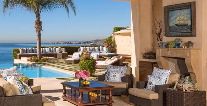 Hiên nhà rộng lớn với khung cảnh tuyệt đẹp ra bãi biển Carbon, nơi được mệnh danh là bãi biển của những tỷ phú.