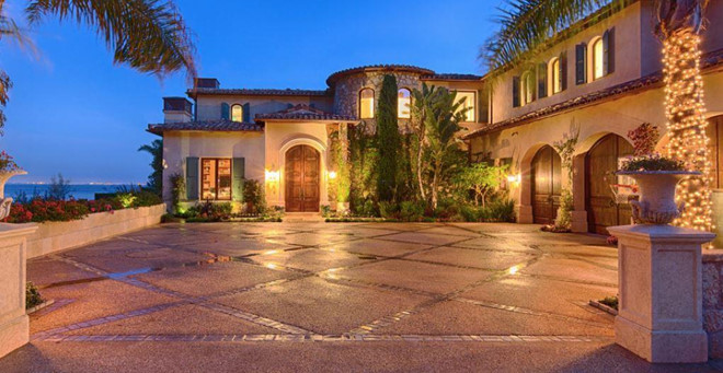 Căn biệt thự được hoàn thiện vào năm 2009 và từng thuộc về ngôi sao truyền hình Yolanda Hadid (mẹ của chị em người mẫu nhà Hadid nổi tiếng). Năm 2015, bà Hadid bán lại biệt thự này cho chủ nhân hiện tại với giá 19,5 triệu USD.