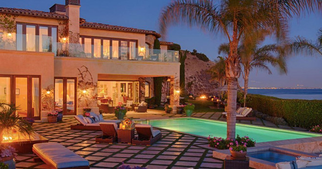 Biệt thự có tổng cộng 6 phòng ngủ, 9 phòng tắm. Nơi đây cũng có một số điểm nhấn đặc biệt như không gian trưng bày xe siêu sang, vườn cây ăn trái gồm chanh và cam.